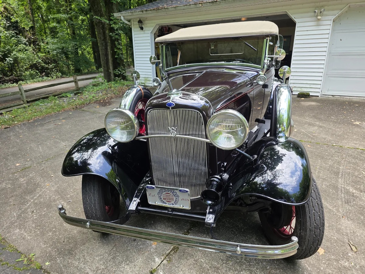 Ford-Roadster-1932-Maroon-With-Black-Fenders-Tan-Leather-9