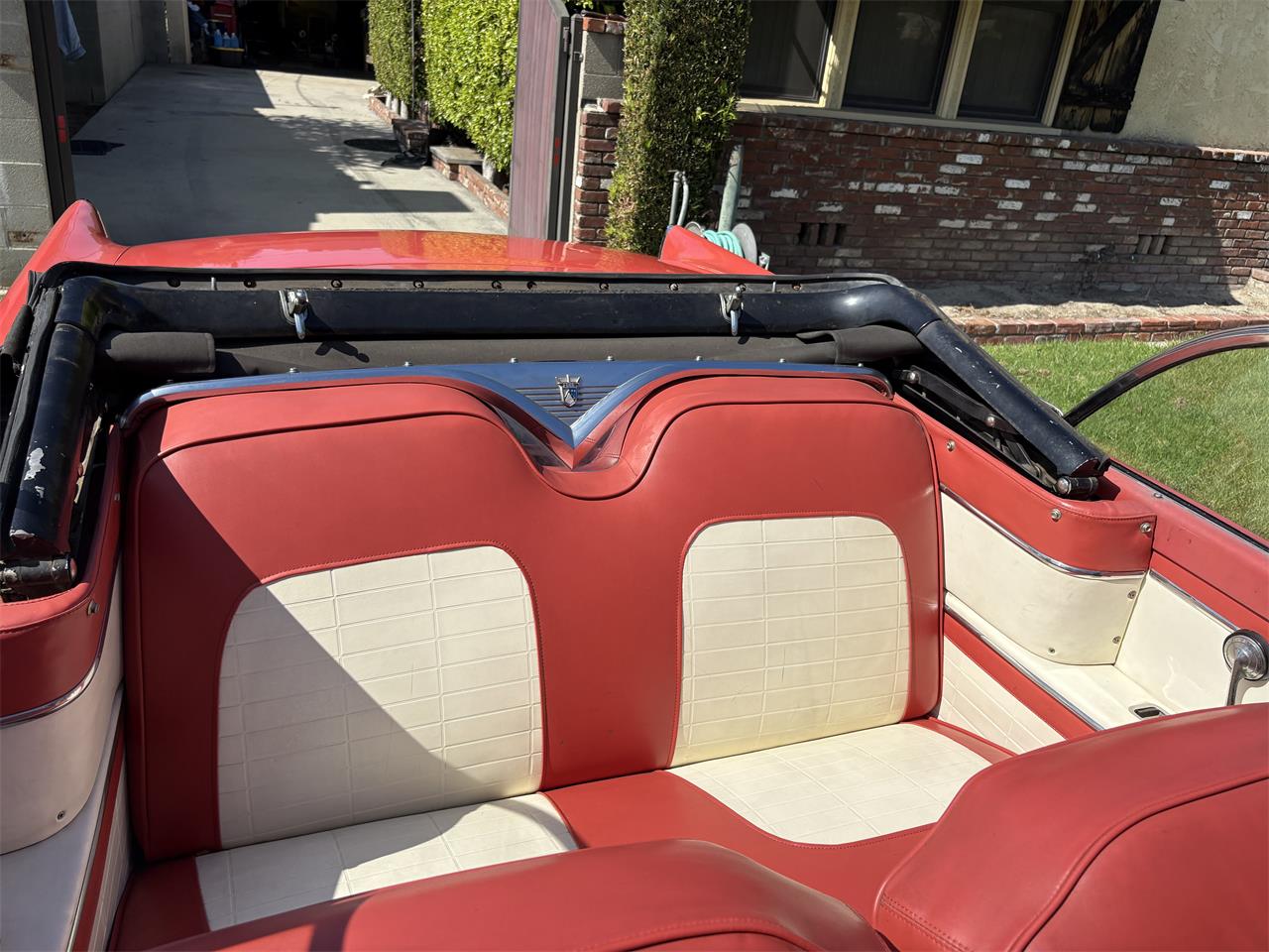 Ford-Sunliner-1956-Redwhite-Redwhite-2