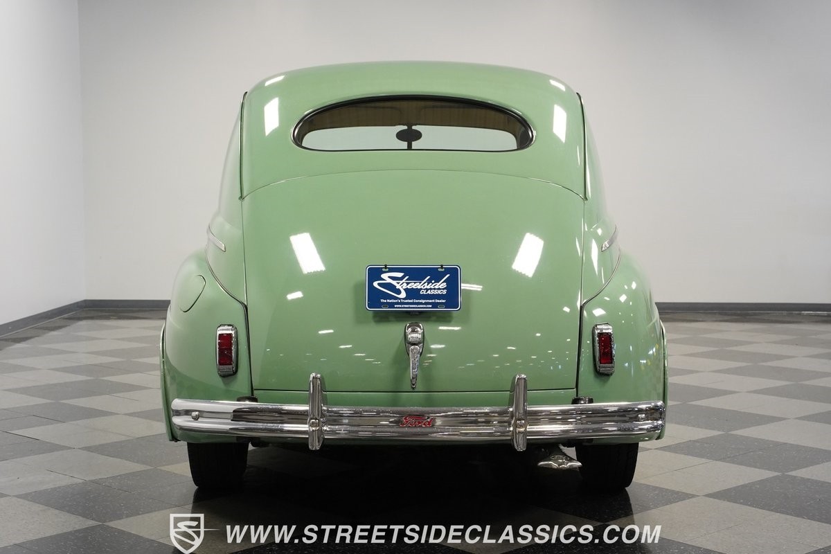 Ford-Super-Deluxe-1941-Coupe-10