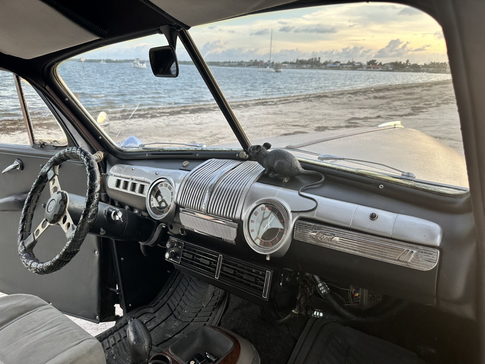 Ford-Super-Deluxe-1946-Sedan-19