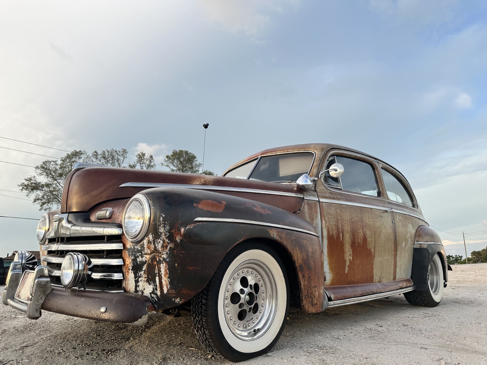 Ford-Super-Deluxe-1946-Sedan-9
