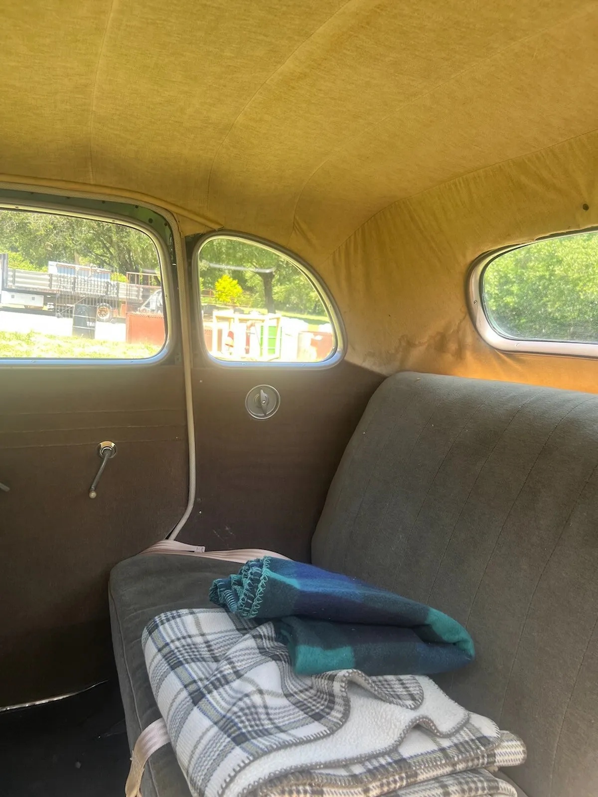 Ford-Super-deluxe-1935-Green-Brown-11