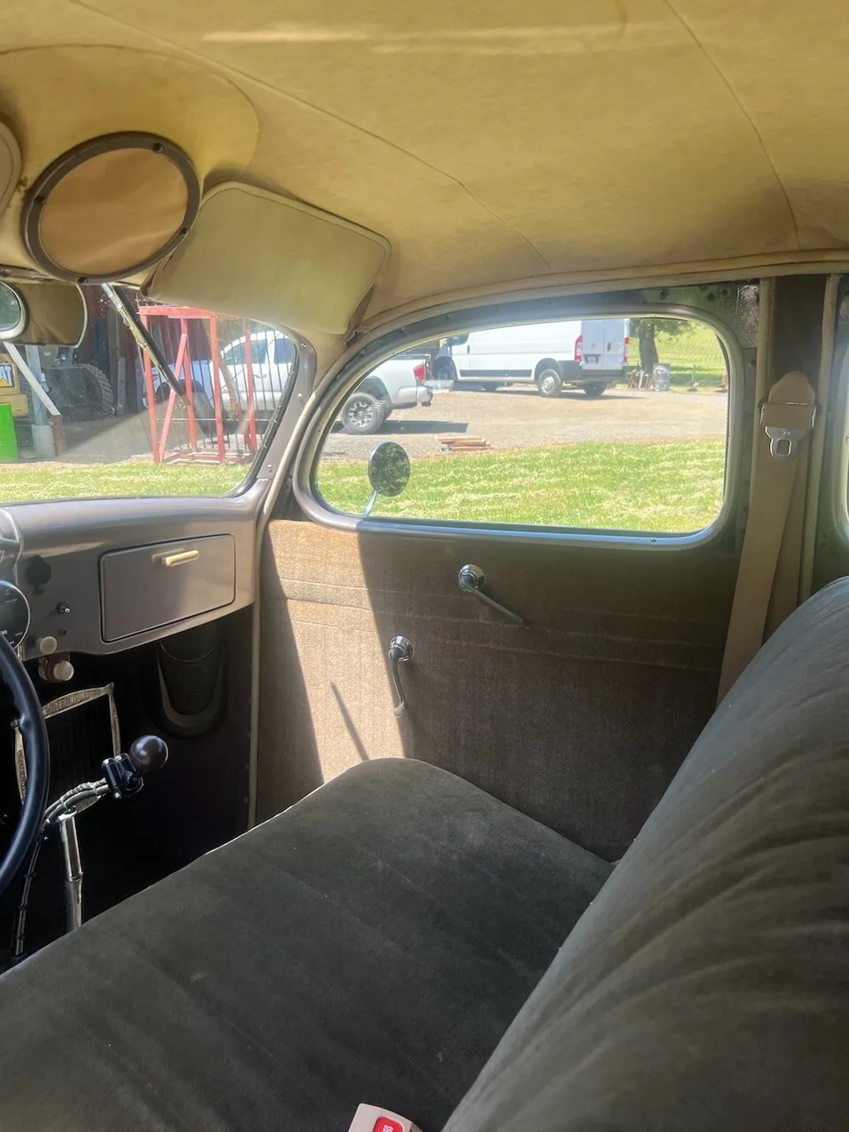 Ford-Super-deluxe-1935-Green-Brown-12