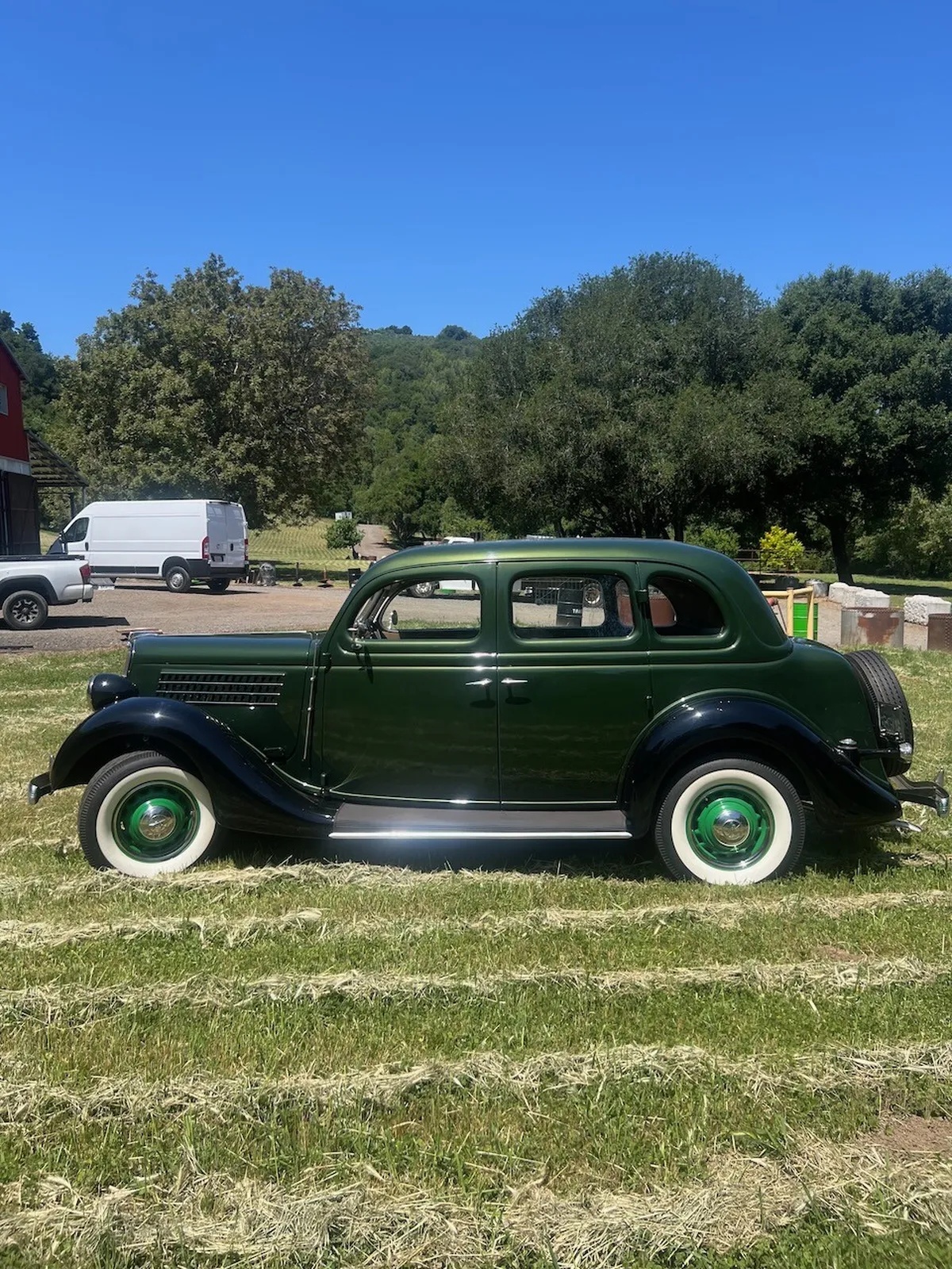 Ford-Super-deluxe-1935-Green-Brown-14