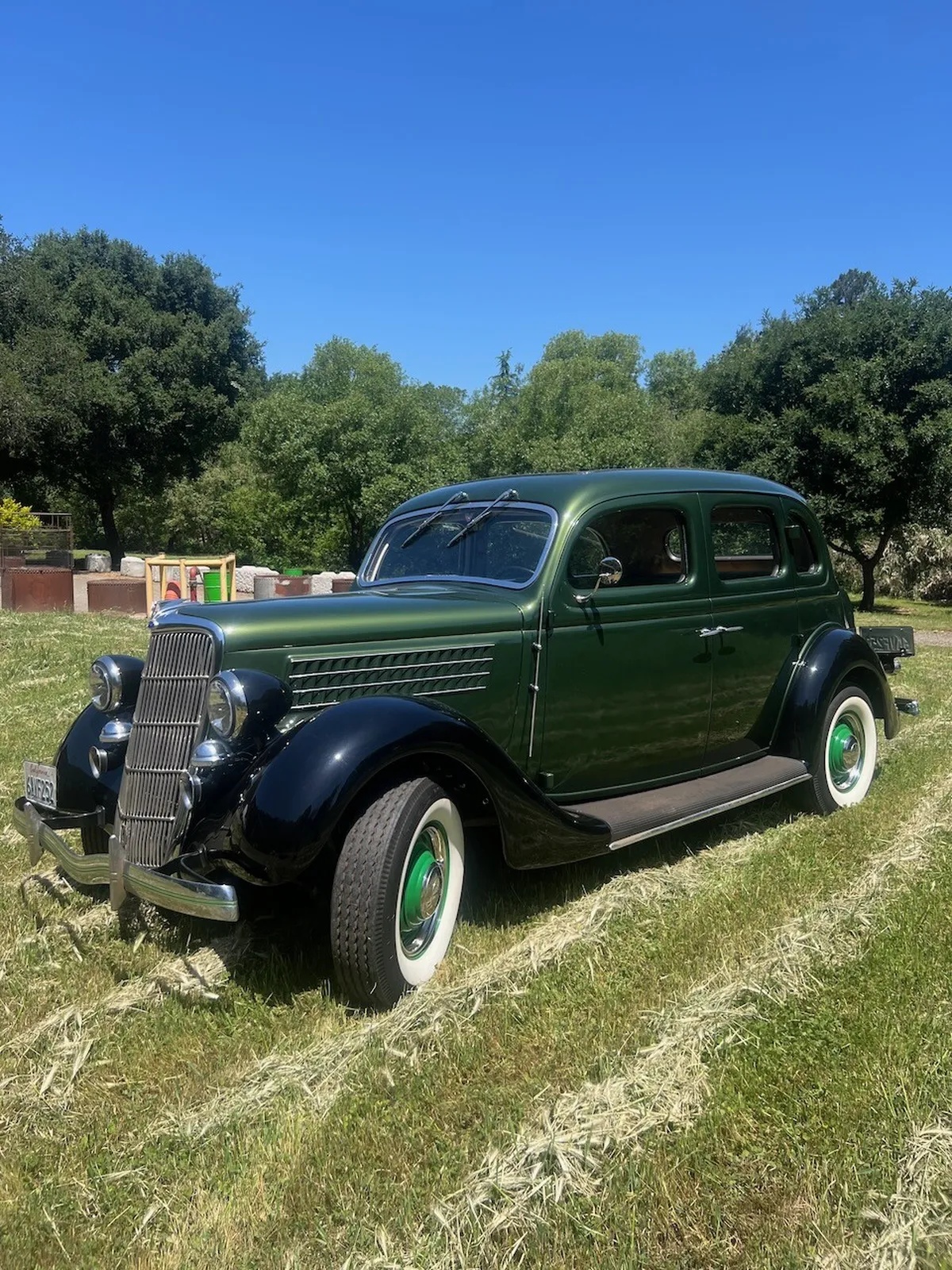 Ford-Super-deluxe-1935-Green-Brown-15