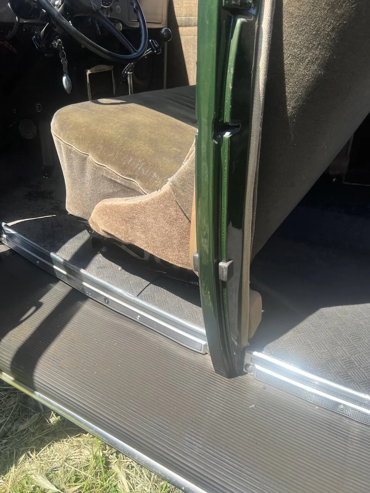 Ford-Super-deluxe-1935-Green-Brown-19