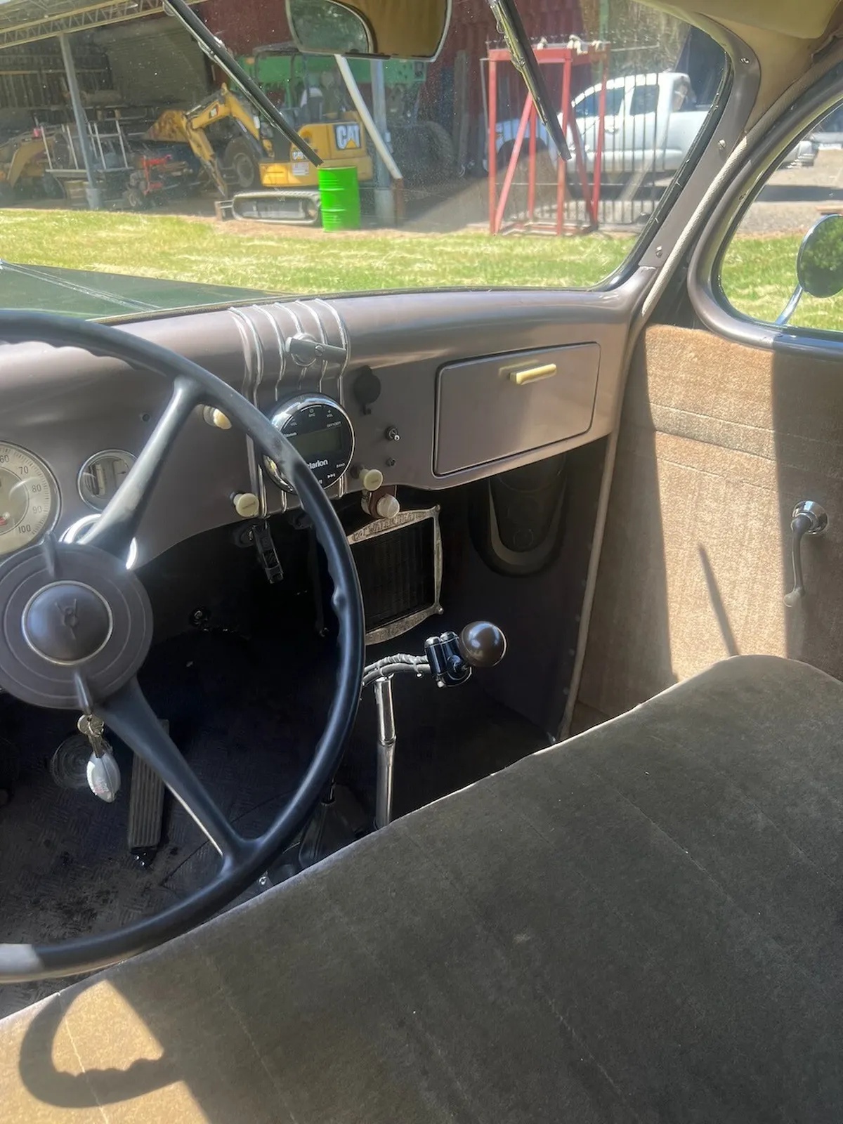 Ford-Super-deluxe-1935-Green-Brown-2