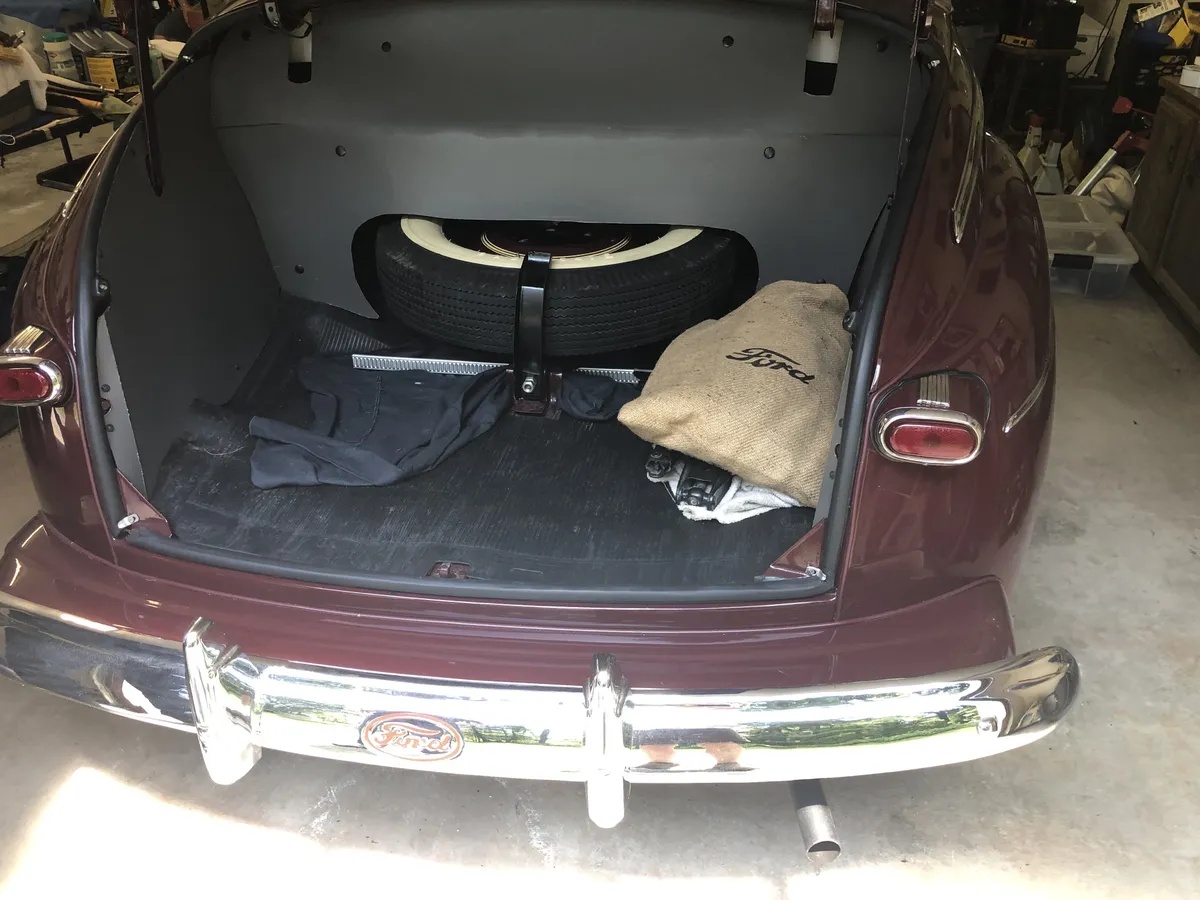 Ford-Super-deluxe-1946-Maroon-Tan-11