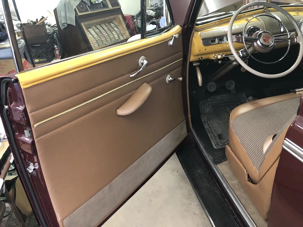 Ford-Super-deluxe-1946-Maroon-Tan-12