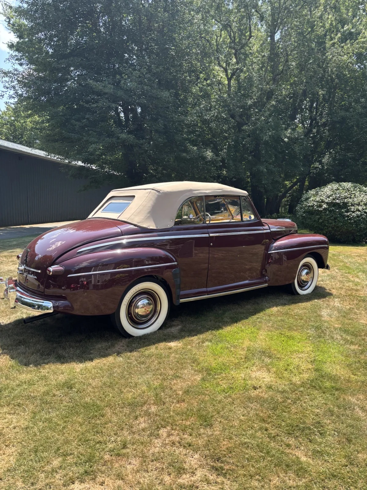 Ford-Super-deluxe-1946-Maroon-Tan-3