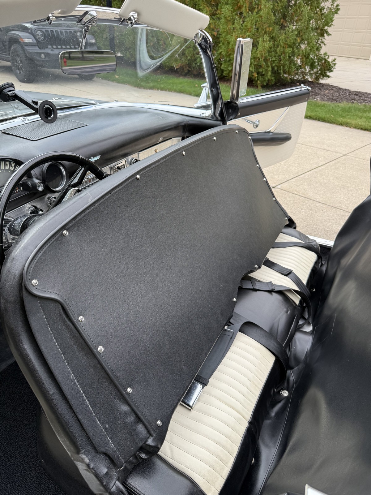 Ford-Thunderbird-1956-Convertible-29