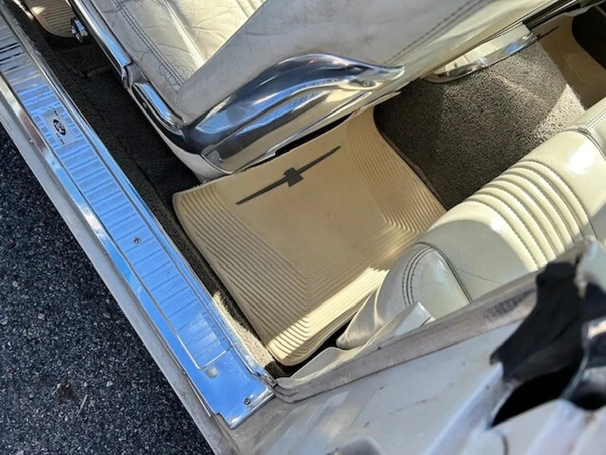 Ford-Thunderbird-1963-Corinthian-White-Pearl-White-Leather-2