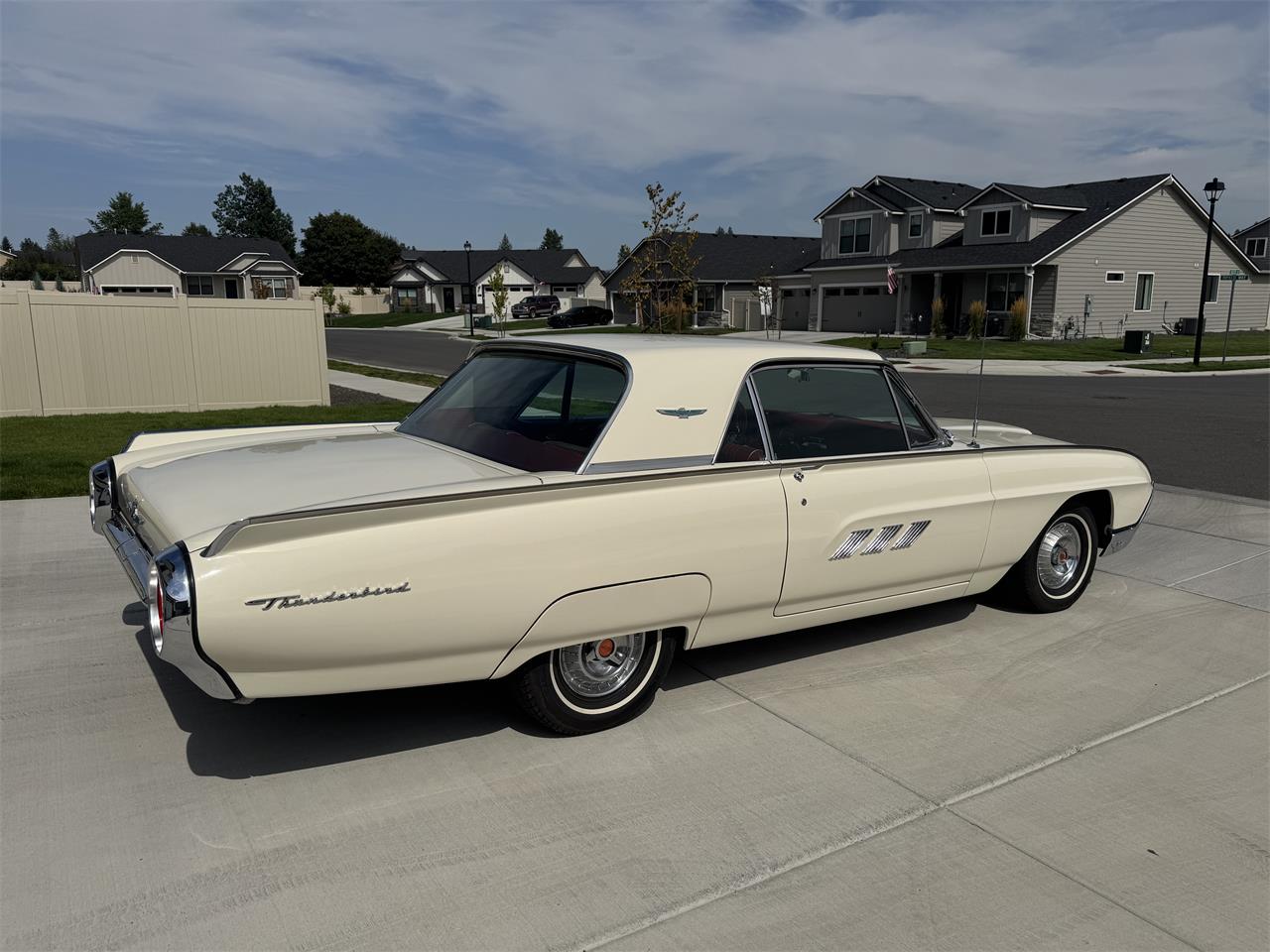 Ford-Thunderbird-1963-Corinthian-White-Red-4