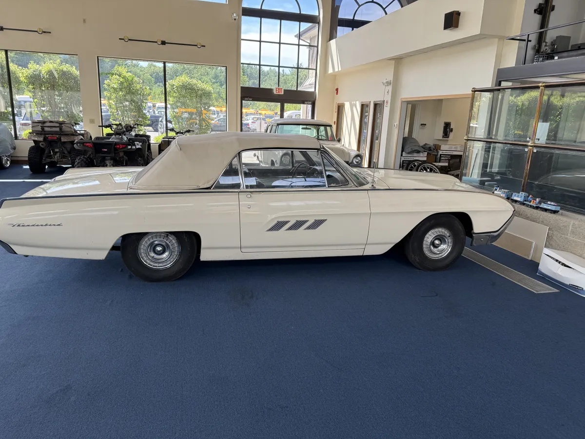 Ford-Thunderbird-1963-White-Black-1