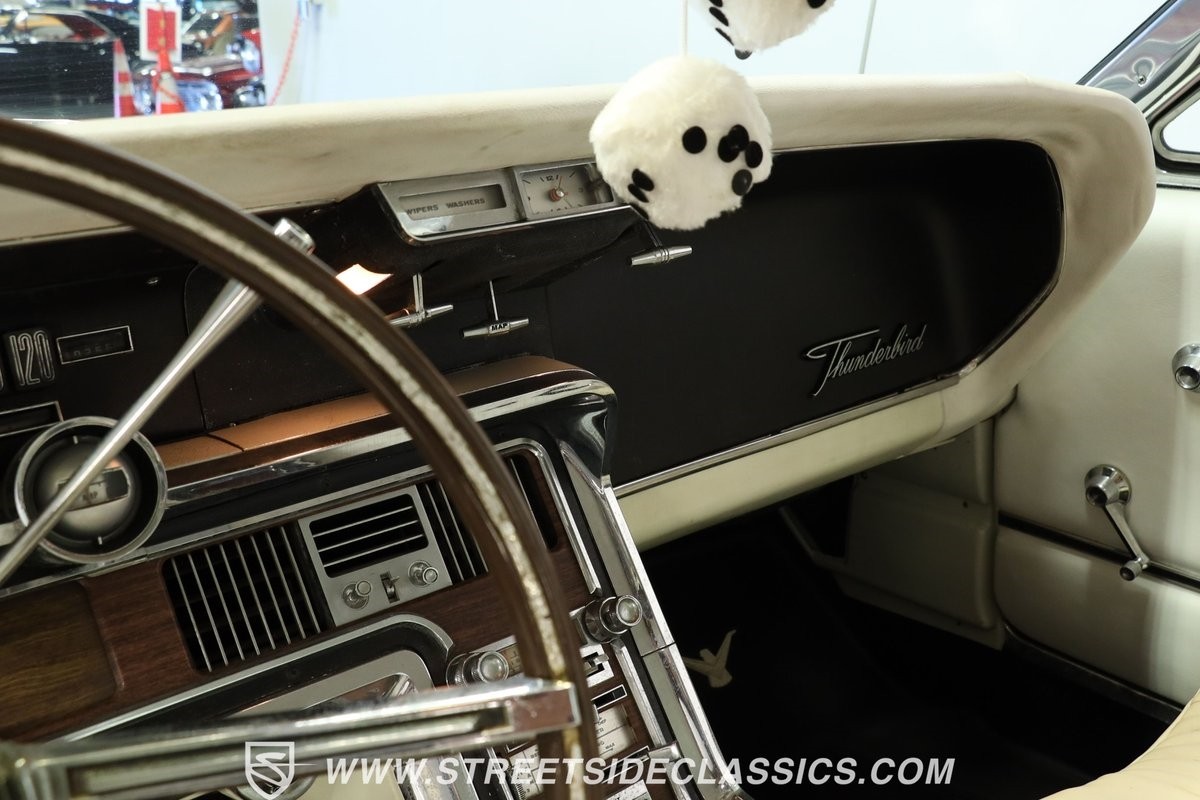 Ford-Thunderbird-1965-Coupe-38
