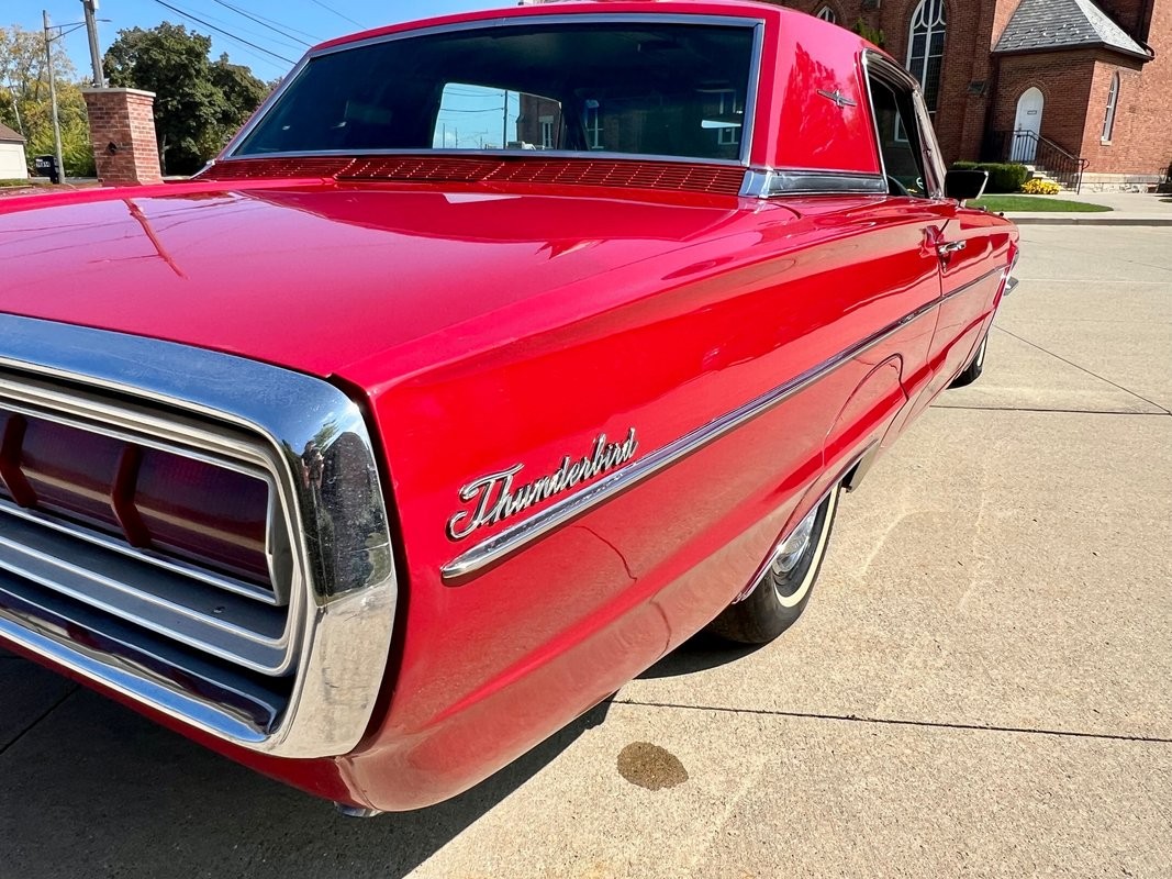 Ford-Thunderbird-1966-Coupe-18