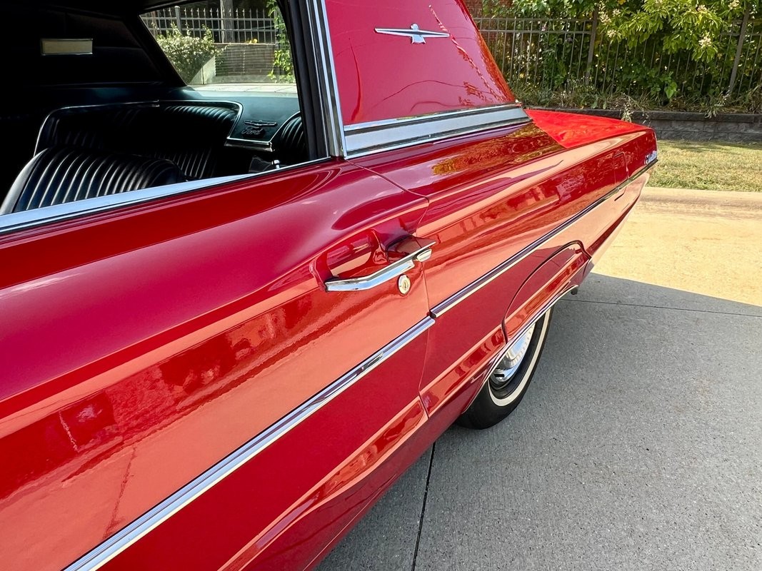 Ford-Thunderbird-1966-Coupe-23