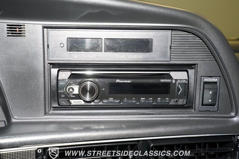 Ford-Thunderbird-1992-Bright-red-clearcoat-Black-4