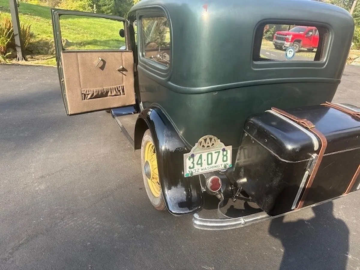 Ford-Tudor-1932-Green-Brown-11
