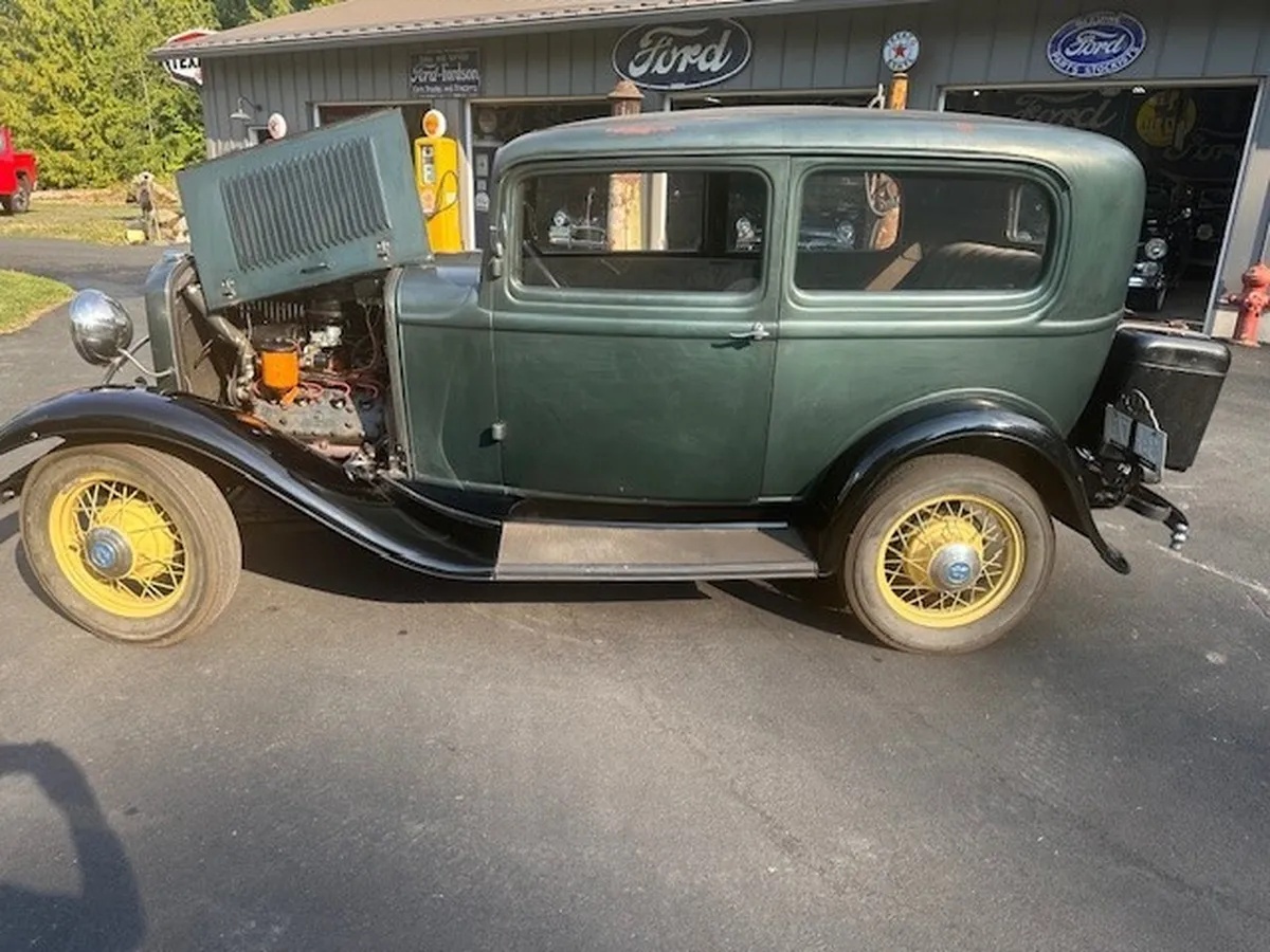 Ford-Tudor-1932-Green-Brown-13