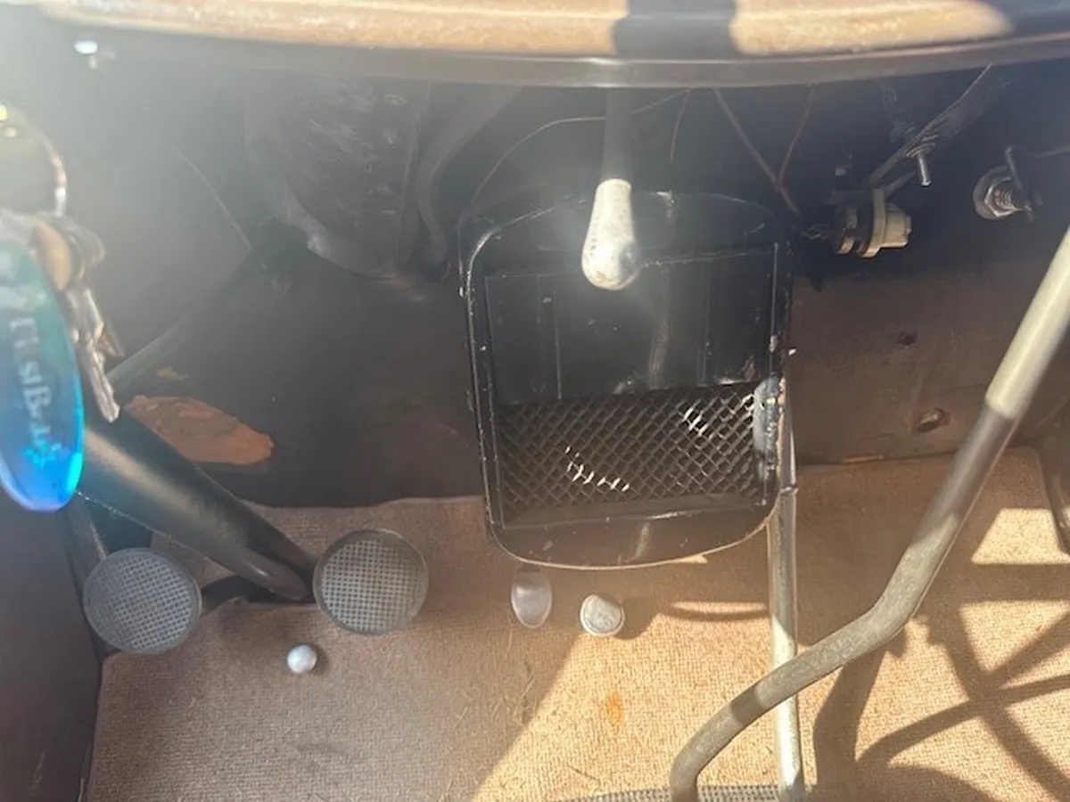 Ford-Tudor-1932-Green-Brown-14