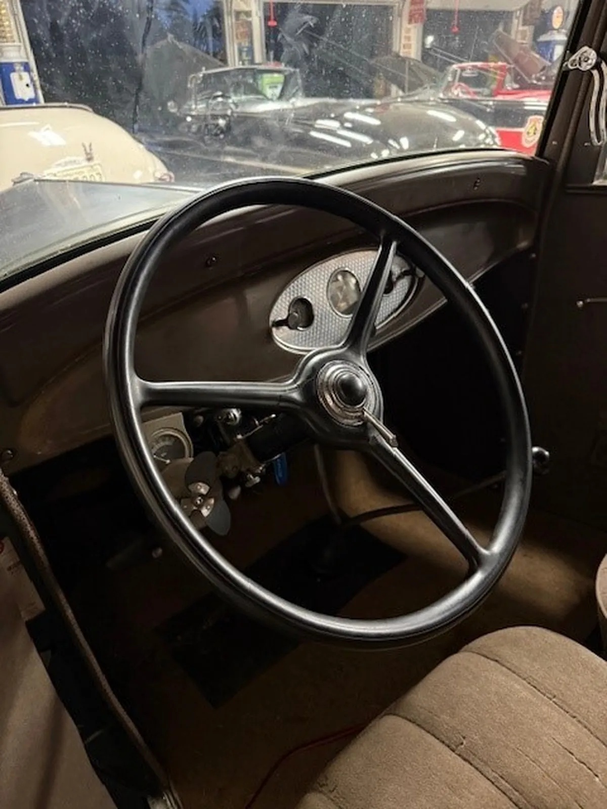 Ford-Tudor-1932-Green-Brown-2