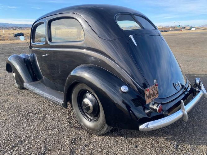 Ford-Tudor-1937-Black-Beige-3