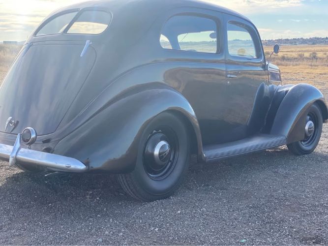 Ford-Tudor-1937-Black-Beige-4