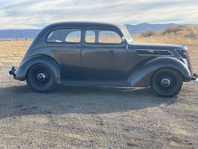 Ford-Tudor-1937-Black-Beige-5