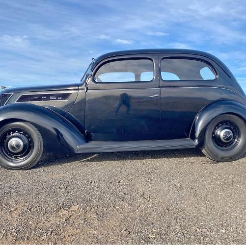 Ford-Tudor-1937-Black-Beige-9