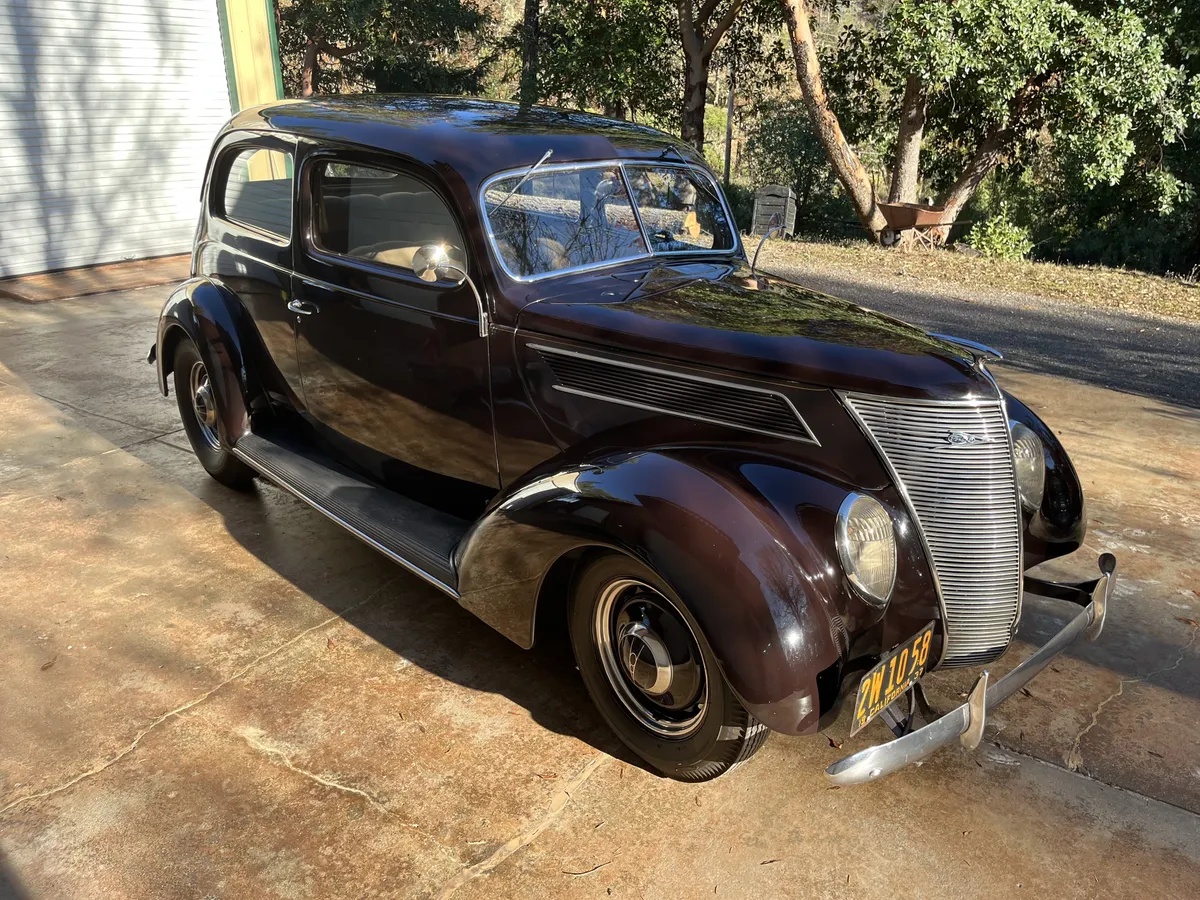 Ford-Tudor-1937-Coach-Maroon-Light-Tan-1