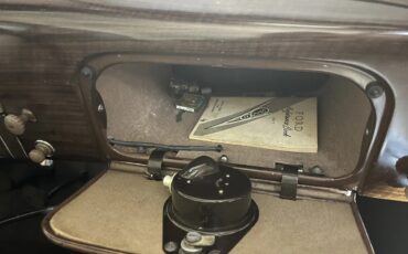 Ford-Tudor-1937-Coach-Maroon-Light-Tan-17