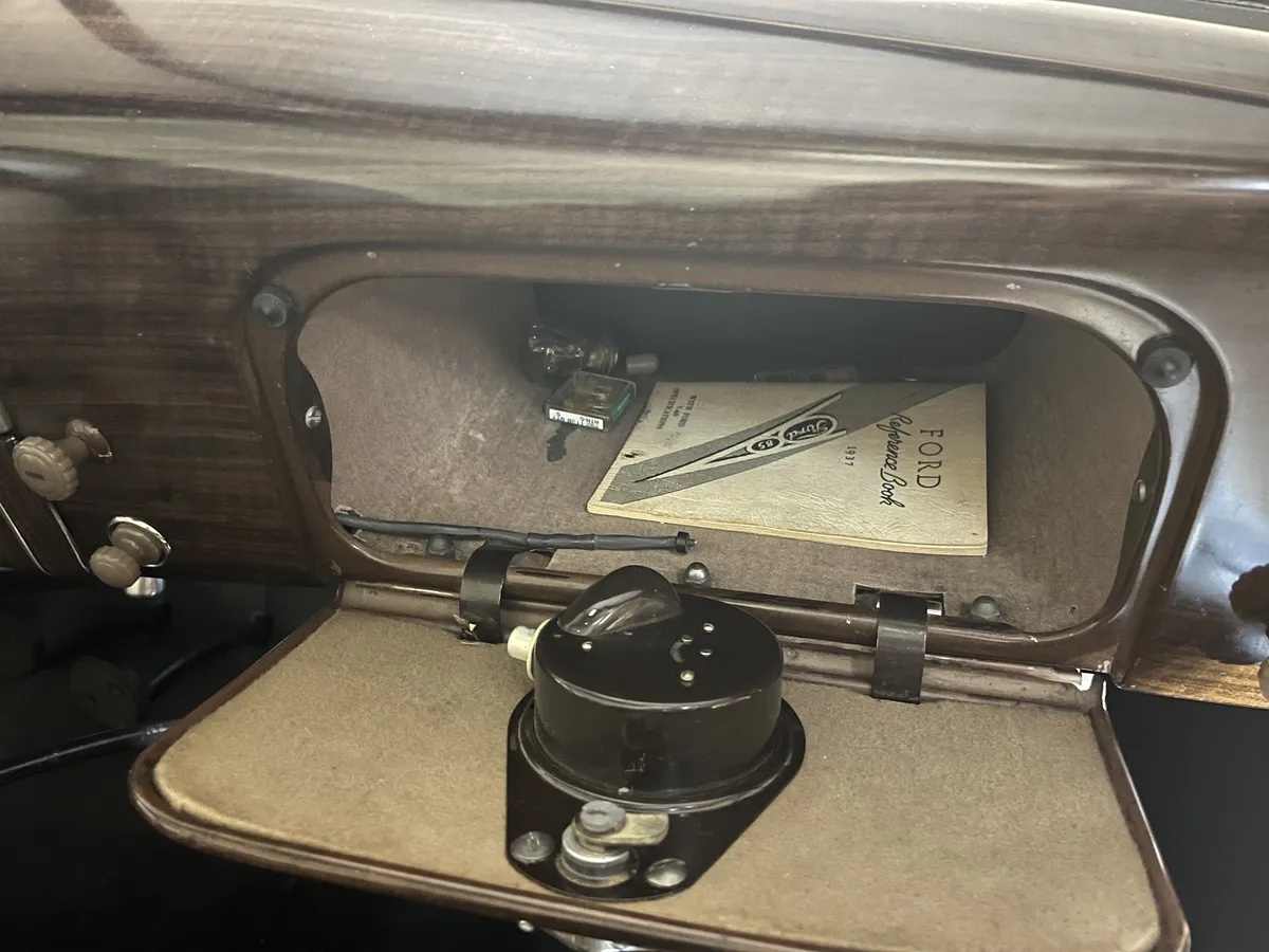 Ford-Tudor-1937-Coach-Maroon-Light-Tan-17