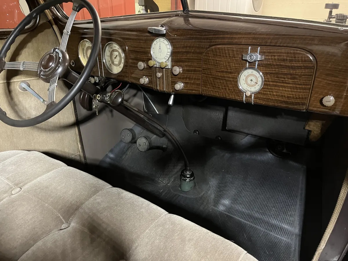 Ford-Tudor-1937-Coach-Maroon-Light-Tan-18