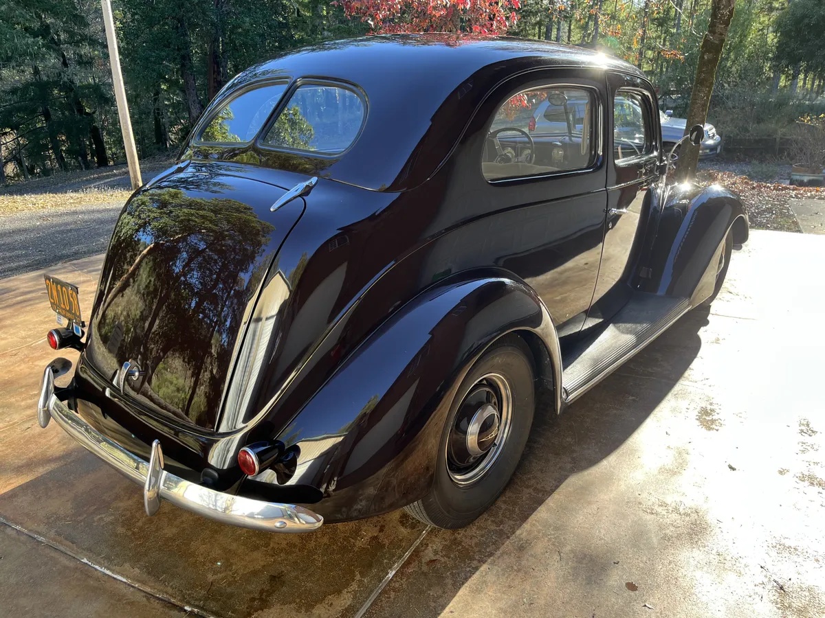 Ford-Tudor-1937-Coach-Maroon-Light-Tan-3