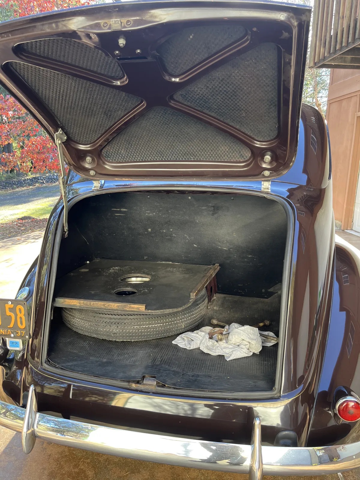 Ford-Tudor-1937-Coach-Maroon-Light-Tan-4