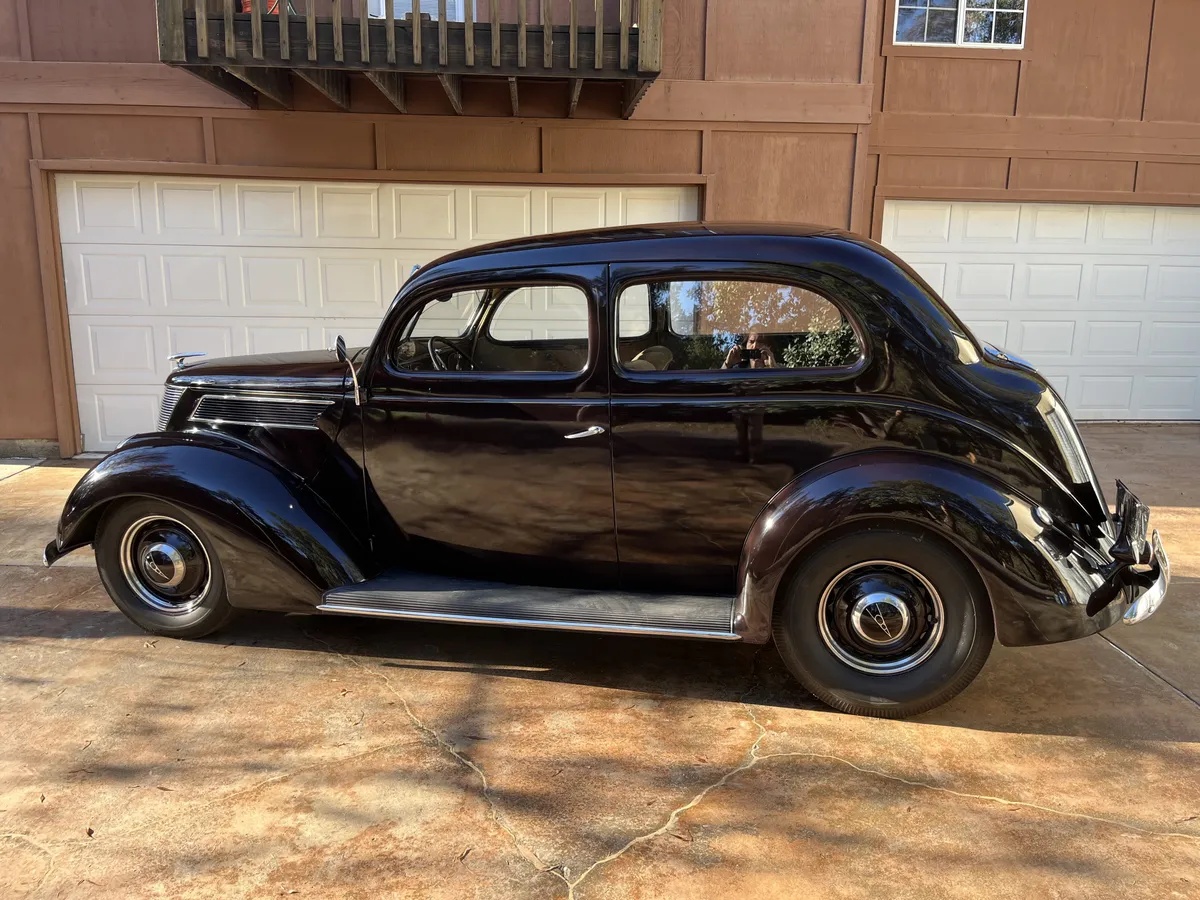 Ford-Tudor-1937-Coach-Maroon-Light-Tan-5