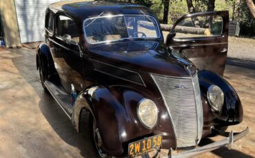 Ford-Tudor-1937-Coach-Maroon-Light-Tan-6