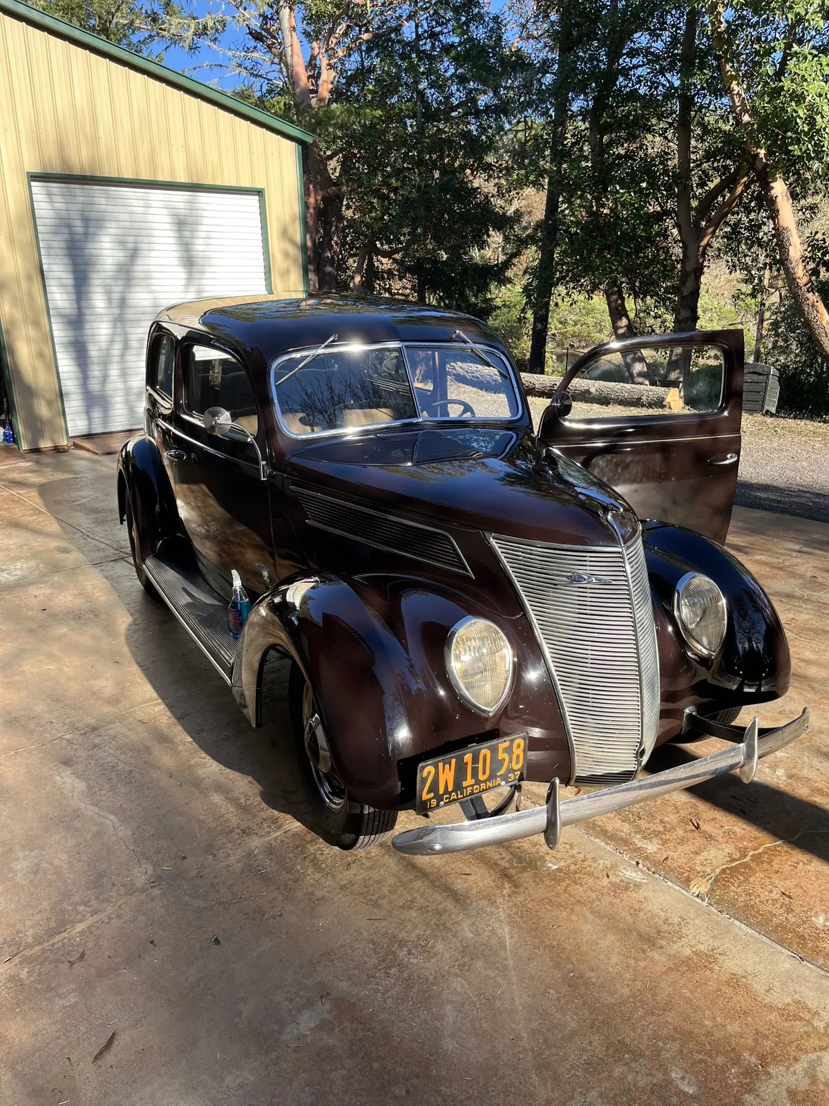 Ford-Tudor-1937-Coach-Maroon-Light-Tan-6