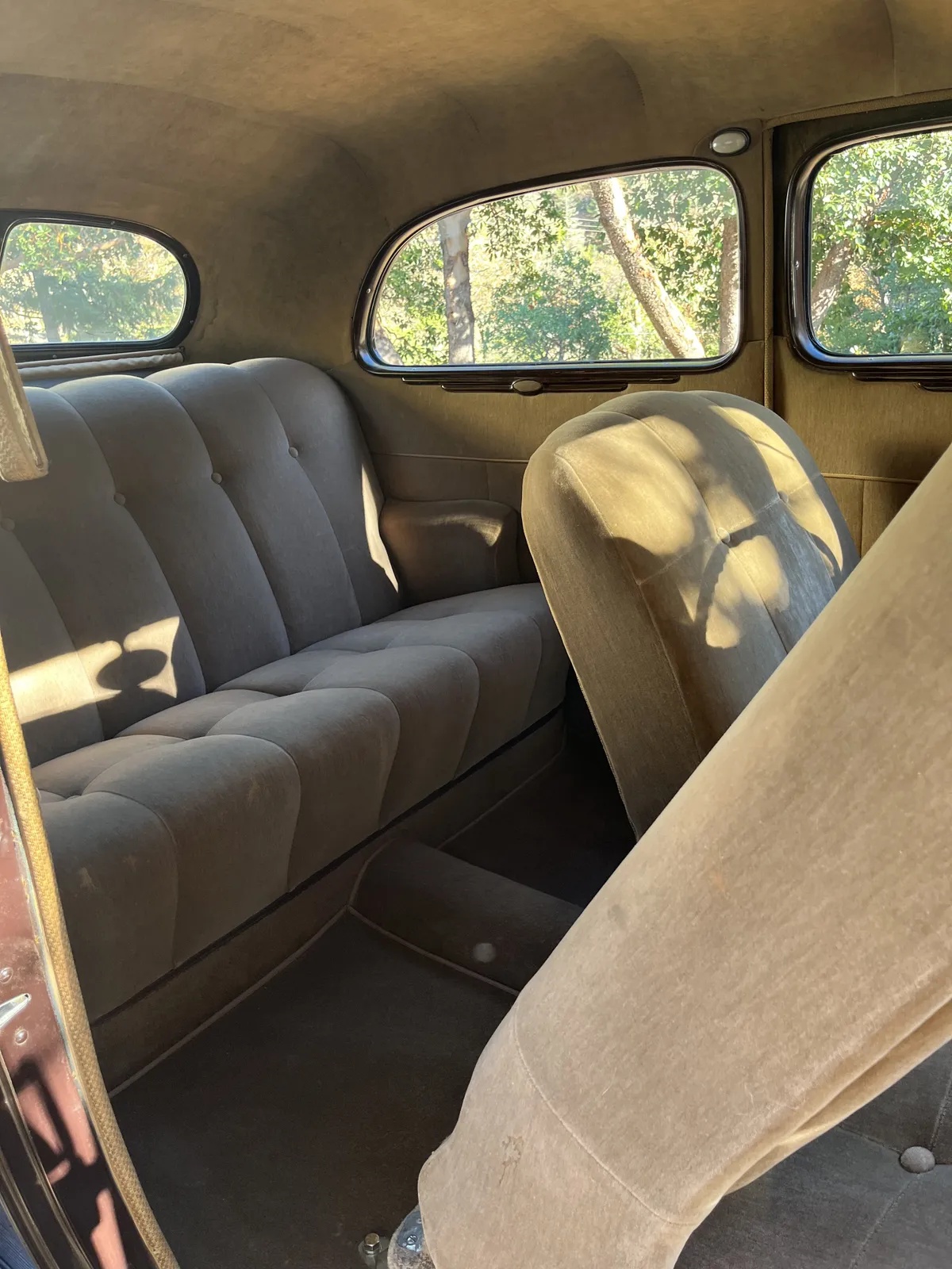 Ford-Tudor-1937-Coach-Maroon-Light-Tan-8