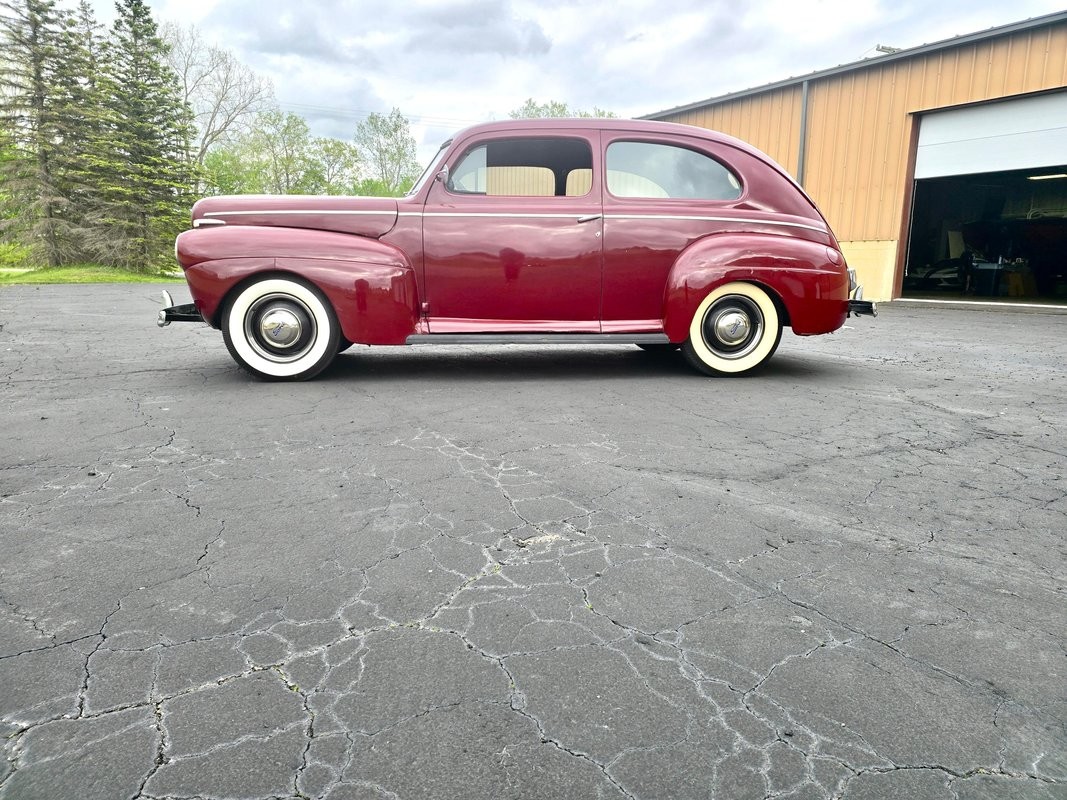 Ford-Tudor-Deluxe-1941-Coupe-2