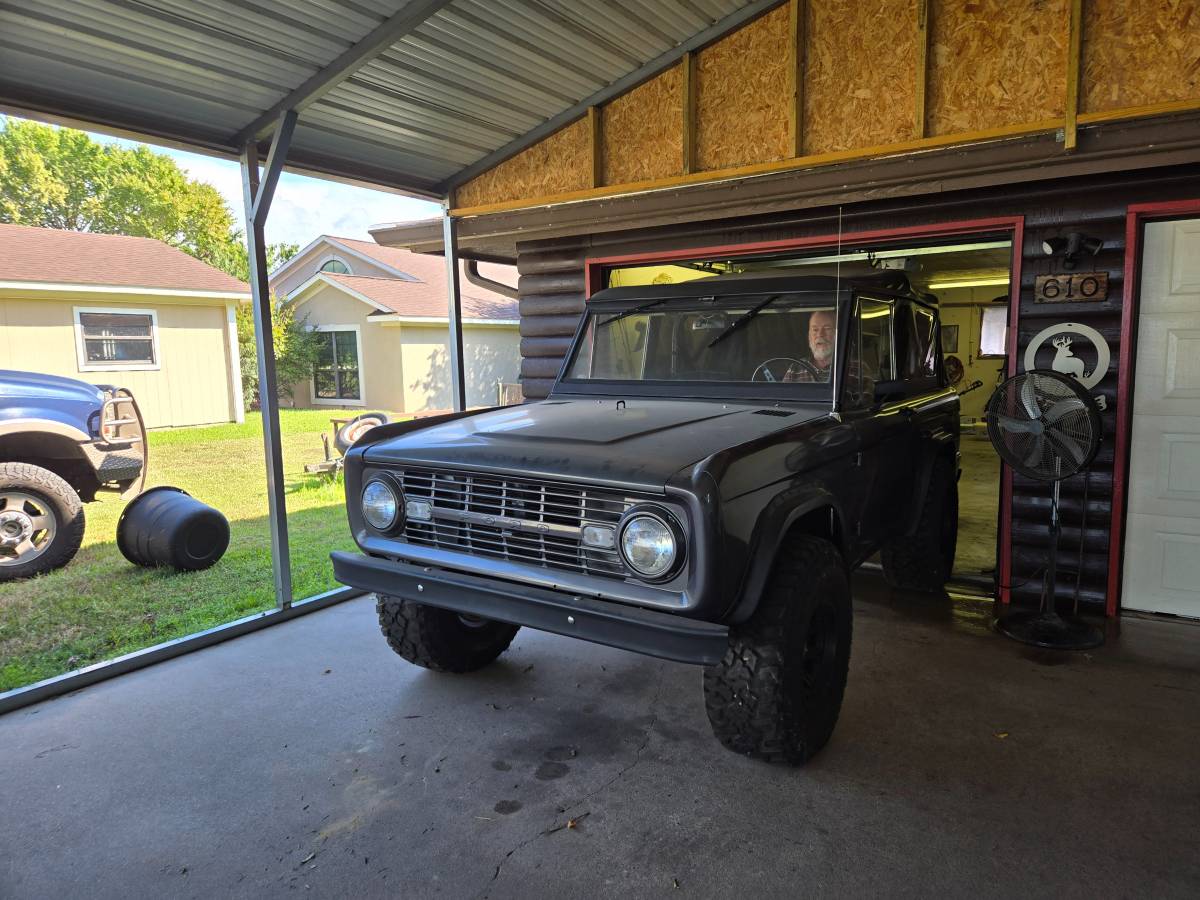 Ford-bronco-1967-grey-18