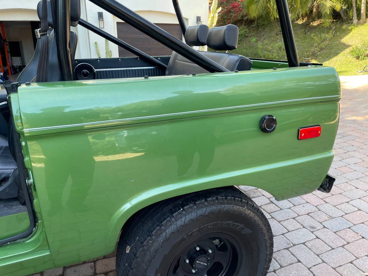Ford-bronco-1969-green-13