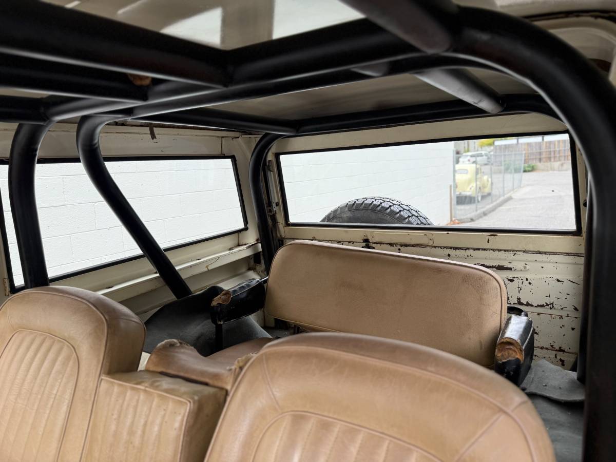 Ford-bronco-1970-white-13
