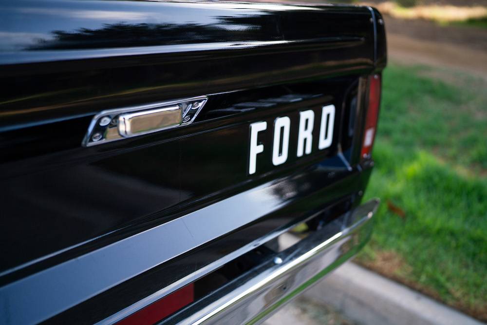 Ford-bronco-1973-black-10