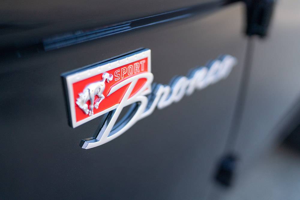 Ford-bronco-1973-black-2