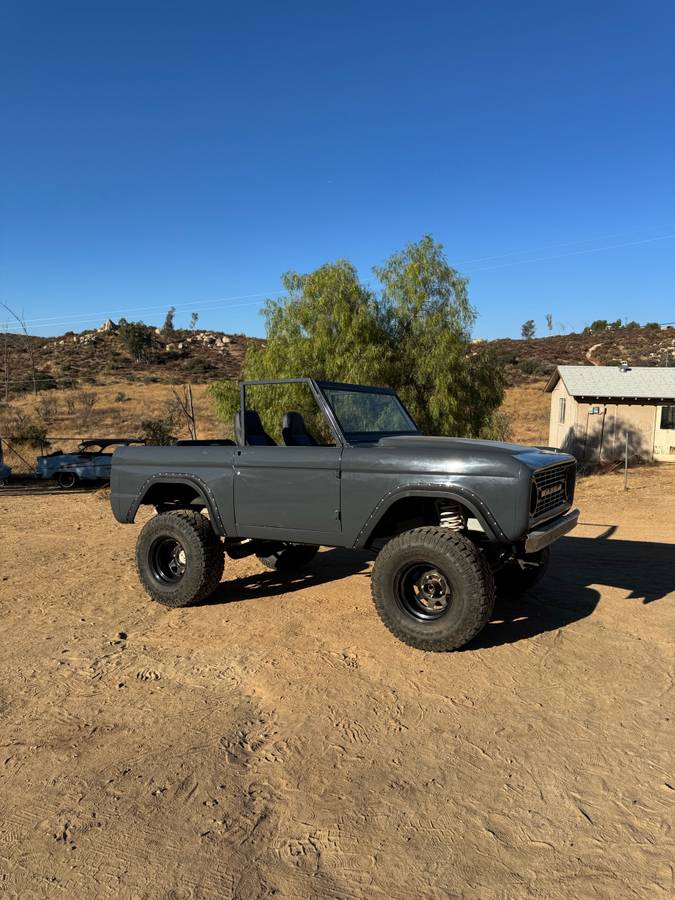 Ford-bronco-1974-black-2
