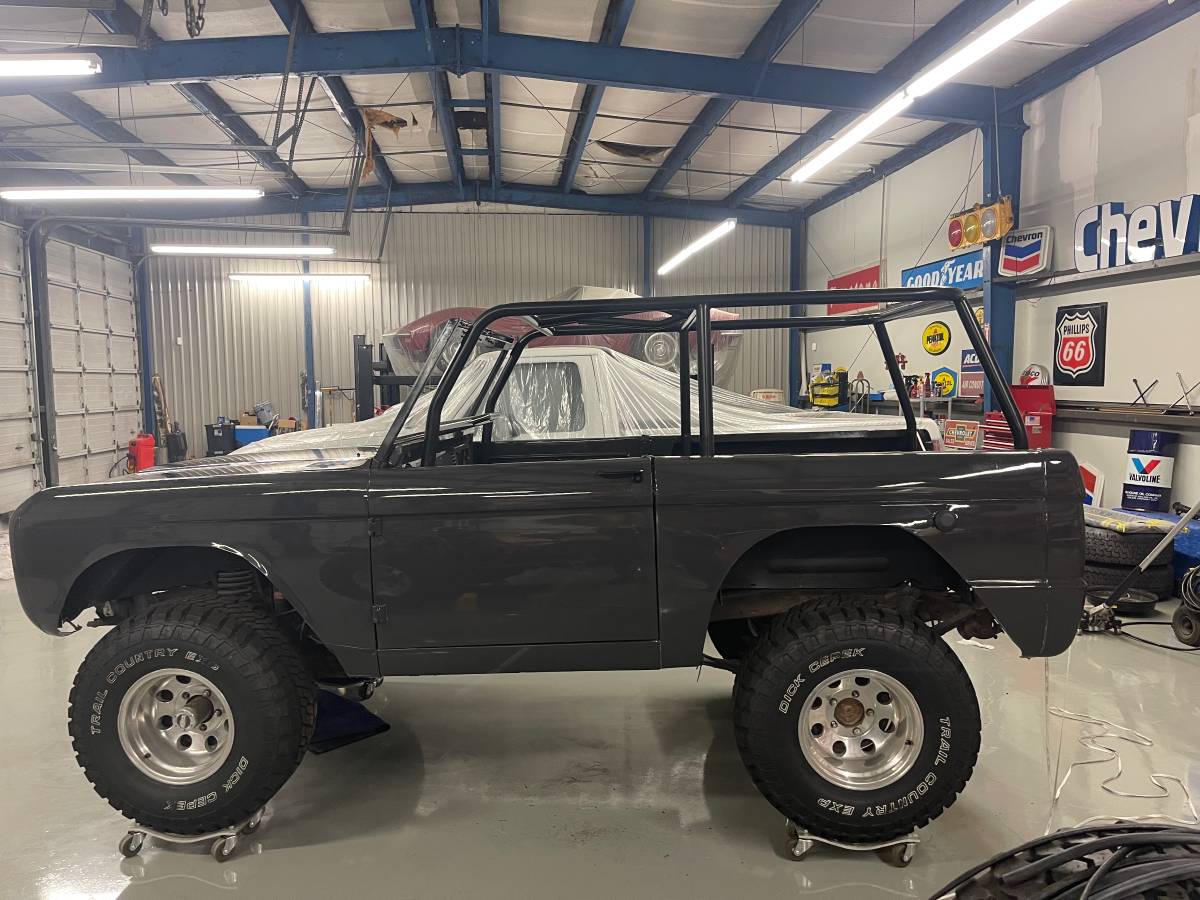 Ford-bronco-1975-grey