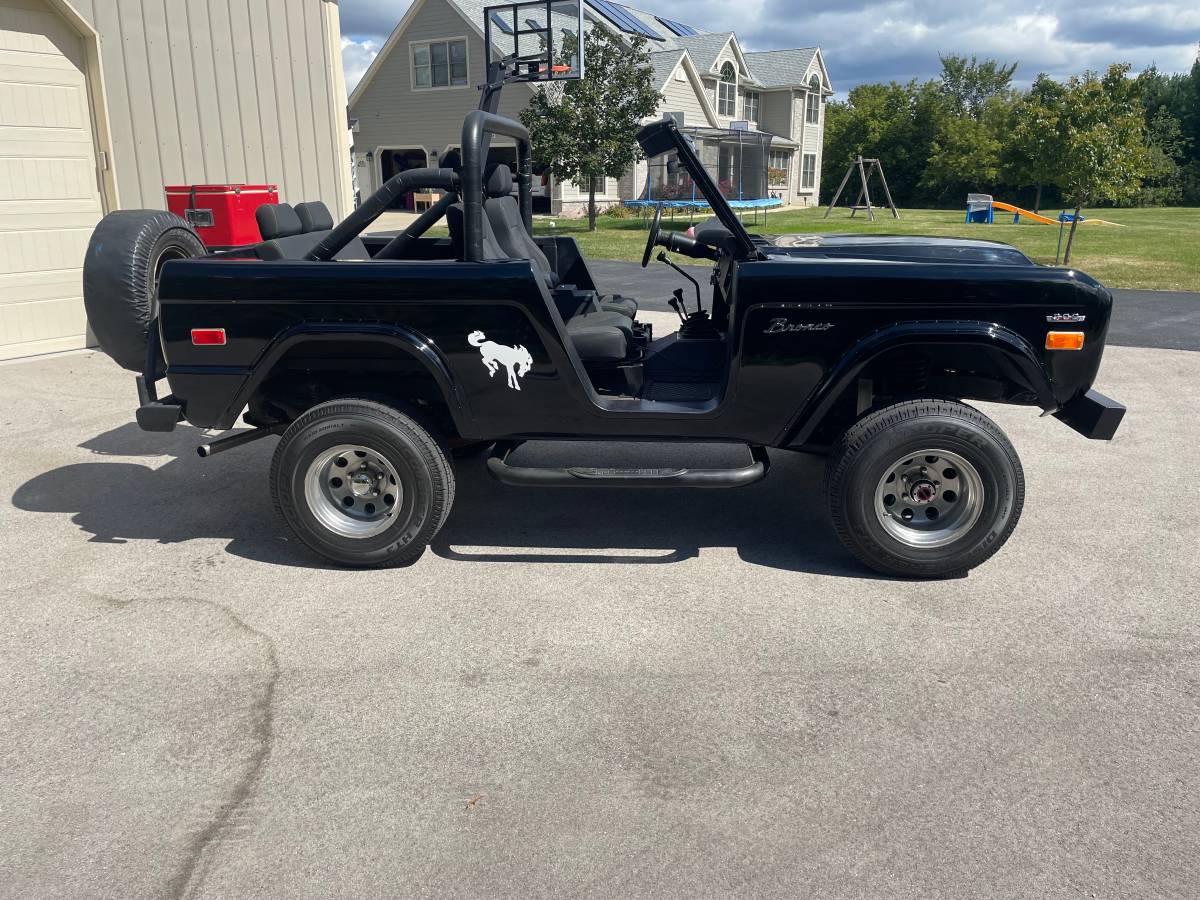 Ford-bronco-1976-black-2