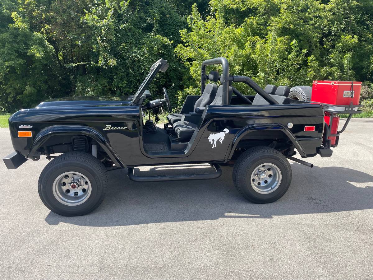 Ford-bronco-1976-black